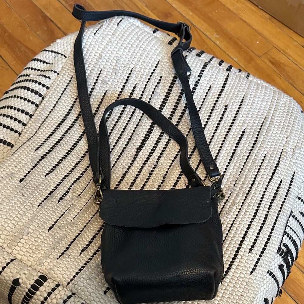 Elegant Black leather Crossbody Bag
